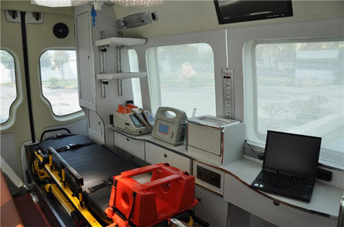 和田救护车内部